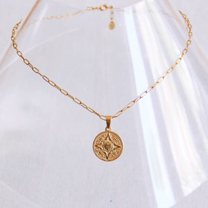 Stainless steel d-chain necklace with XL coin – gold