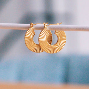 Stainless steel round striped earring - gold